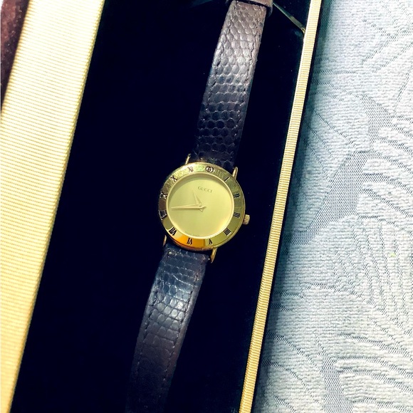 Ladies GUCCI watch 🔥🔥🔥 - Picture 2 of 10